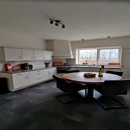 Spacious In With Garden Ferienhaus