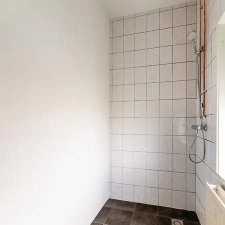 Spacious In With Garden *