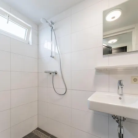 Spacious In With Garden *