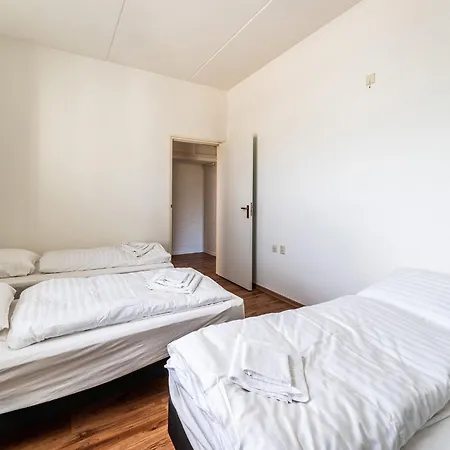 Spacious In With Garden *