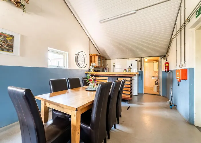 Spacious In With Garden