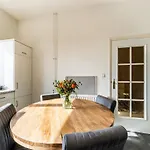 Spacious In With Garden Semesterbostad *