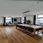 Spacious In With Garden Semesterbostad