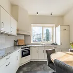 Spacious In With Garden Semesterbostad