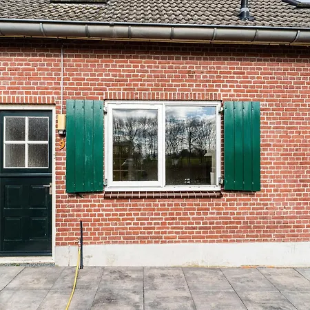 Spacious In With Garden