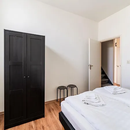 Spacious In With Garden