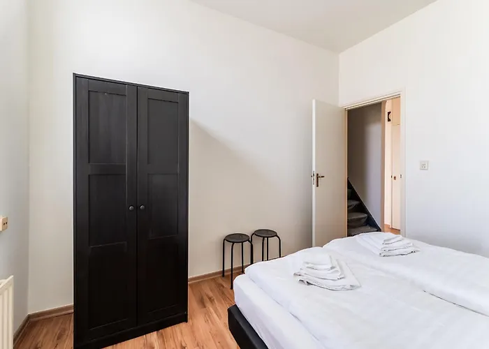 Spacious In With Garden